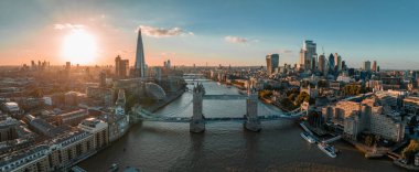 Gün batımında Londra Kulesi Köprüsü 'nün havadan görüntüsü. İngiltere 'nin başkenti Londra' nın üzerinde güzel bulutlarla gün batımı.