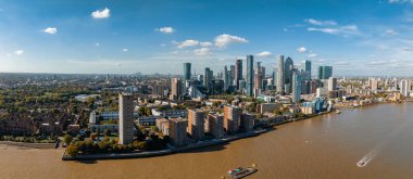 Londra 'nın önde gelen finans bölgesi Canary Wharf' ın gökyüzü manzarası. Londra İş Merkezi.