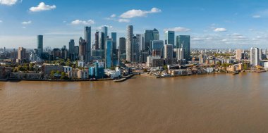 Londra 'nın önde gelen finans bölgesi Canary Wharf' ın gökyüzü manzarası. Londra İş Merkezi.