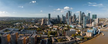 Londra 'nın önde gelen finans bölgesi Canary Wharf' ın gökyüzü manzarası. Londra İş Merkezi.