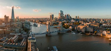 Gün batımında Londra Kulesi Köprüsü 'nün havadan görüntüsü. İngiltere 'nin başkenti Londra' nın üzerinde güzel bulutlarla gün batımı.