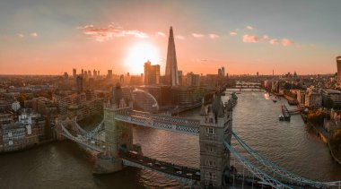 Gün batımında Londra Kulesi Köprüsü 'nün havadan görüntüsü. İngiltere 'nin başkenti Londra' nın üzerinde güzel bulutlarla gün batımı.