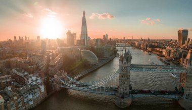 Gün batımında Londra Kulesi Köprüsü 'nün havadan görüntüsü. İngiltere 'nin başkenti Londra' nın üzerinde güzel bulutlarla gün batımı.