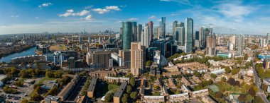 Londra 'nın önde gelen finans bölgesi Canary Wharf' ın gökyüzü manzarası. Londra İş Merkezi.