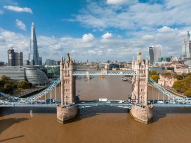 Thames Nehri 'nin güney kıyısından Londra' nın merkezindeki Tower Köprüsü 'nün havadan görüntüsü. Londra 'nın ikon sembolü.