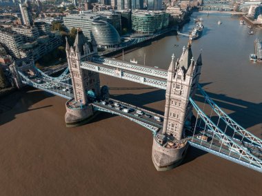 Londra ve İngiltere 'deki Thames Nehri' nin panoramik şehir manzarası. Londra 'nın sembolü olan ikonik kule köprüsü.