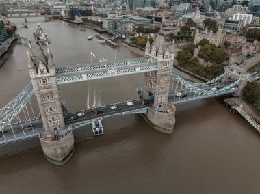 Thames Nehri 'nin güney kıyısından Londra' nın merkezindeki Tower Köprüsü 'nün havadan görüntüsü. Londra 'nın ikon sembolü.