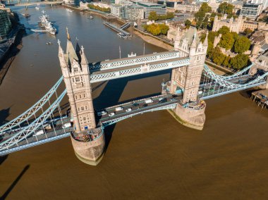 Londra ve İngiltere 'deki Thames Nehri' nin panoramik şehir manzarası. Londra 'nın sembolü olan ikonik kule köprüsü.