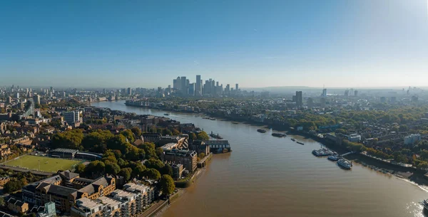 파노라마의 스카이라인은 런던의 세계적 지구인 카나리아 Canary Wharf 보여준다 런던의 — 스톡 사진