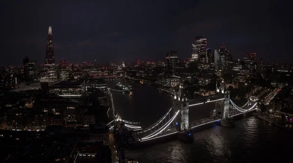 英国伦敦塔桥和天际线在黄昏后的空中景观 — 图库照片