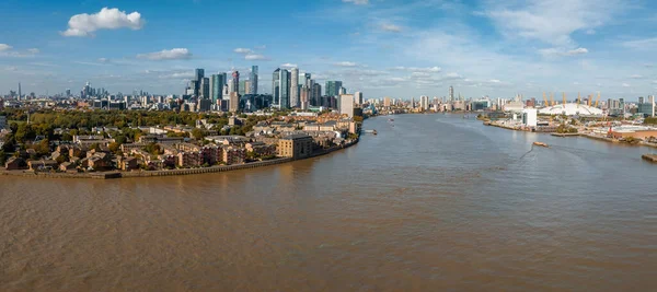 英国のロンドンを代表する金融街 カナリーワーフの空中パノラマスカイライン ロンドンのビジネスセンター — ストック写真