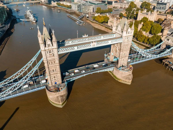 Londra ve İngiltere 'deki Thames Nehri' nin panoramik şehir manzarası. Londra 'nın sembolü olan ikonik kule köprüsü.