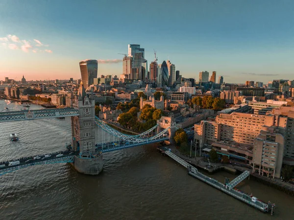 日落时伦敦塔桥的空中景观 英国的首都 笼罩在美丽的云彩中 — 图库照片