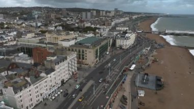 Güzel Brighton plajı 4K videosu. Brighton, İngiltere 'de büyülü gün batımı ve fırtınalı hava. Okyanus kıyısında bir kasaba.