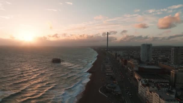 英航I360观景塔台的神奇落日4K航拍视频 背景是英国布莱顿的游客和布莱顿皇宫码头 — 图库视频影像