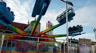 Brighton Pier, İngiltere 'deki lunaparkta hız trenlerine binip gezintiye çıkan tatilciler..