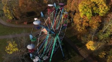 Sigulda, Letonya 'da dönme dolap. Altın sonbahar boyunca doğayı keşfeden güzel dönme dolap..