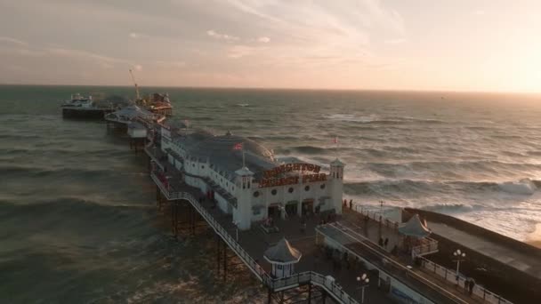 Vidéo Aérienne Brighton Palace Pier Avec Front Mer Derrière Vue — Video