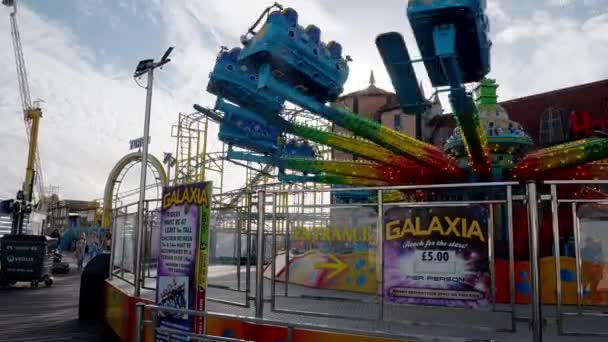 Dovolenkáři Horských Dráhách Vyjížďky Zábavním Parku Brighton Pier Velká Británie — Stock video