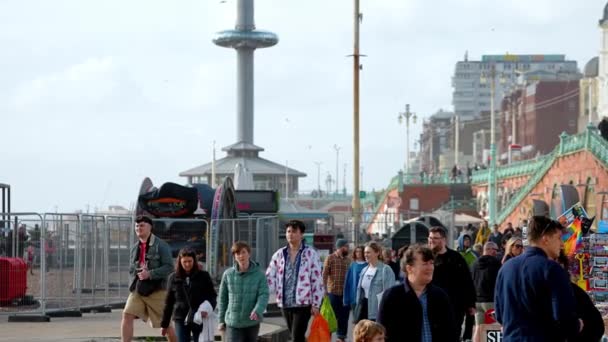 Lidé Kráčející Promenádě Pláže Brightonu Rekreační Město Moře Užívám Atmosféru — Stock video