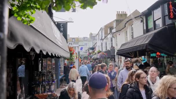 Människor Folkmassa Och Turister Promenader Längs Smala Gatorna Brighton Besöker — Stockvideo