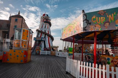 Brighton Pier, İngiltere 'deki lunaparkta hız trenlerine binip gezintiye çıkan tatilciler..