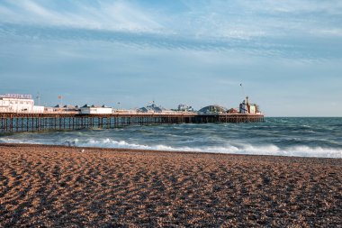 Brighton sahilinin yakınındaki gezinti alanında yürüyen insanlar. Deniz kıyısındaki tatil kasabası. İngiltere 'de Brighton havasının tadını çıkarıyorum..