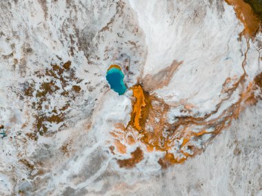 Sıcak su ve buharlı güzel gayzerler. Birleşik Devletler 'in Wyoming eyaletindeki Yellowstone Ulusal Parkı' nın Yukarı Gayzer Havzasında termofilik bakteri havuzları var..