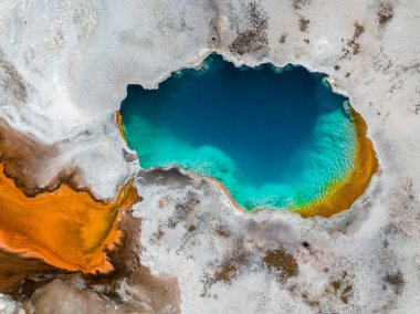 Midway Gayzer Havzası, Yellowstone Ulusal Parkı, Wyoming, ABD 'deki Büyük Prismatik Bahar manzarası. Amerika 'nın en büyük kaplıcasıdır.