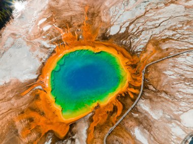 Midway Gayzer Havzası, Yellowstone Ulusal Parkı, Wyoming, ABD 'deki Büyük Prismatik Bahar manzarası. Amerika 'nın en büyük kaplıcasıdır.