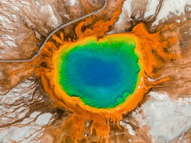 Midway Gayzer Havzası, Yellowstone Ulusal Parkı, Wyoming, ABD 'deki Büyük Prismatik Bahar manzarası. Amerika 'nın en büyük kaplıcasıdır.