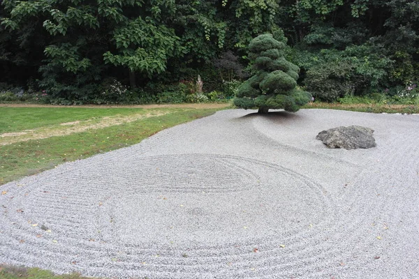 和平与宁静的地方 德国巴伐利亚尼泊尔喜马拉雅公园日本禅园修剪树的东方风格的沙子装饰阴阳图案 — 图库照片