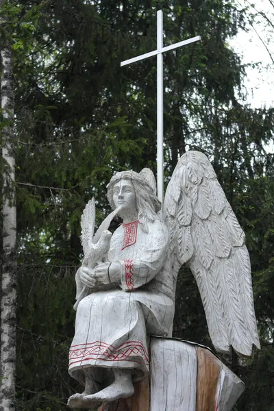 Holzstatue Des Sitzenden Jungen Engels Ornamentaler Ethnischer Traditioneller Weißrussischer Kleidung — Stockfoto