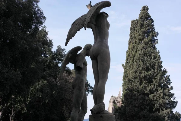 翼を持つ天使の信じられないほどのポスト近代的な彫刻図 イゴールMitorajによって よくモデル化された人間の切断された胴体 芸術公共青銅外装大気インスタレーション 歴史発掘調査に没頭する風景ユニークな古代ポンペイ イタリア — ストック写真