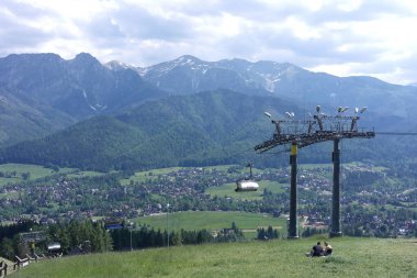 En iyi dinlenme yeri, muhteşem manzaralı piknik, güneşli yeşil şehir vadisi manzaralı. Gubawka Tepesi füniküler teleferiği - Zakopane, Tatra Dağları, Polonya 'da turistik ilgi. 