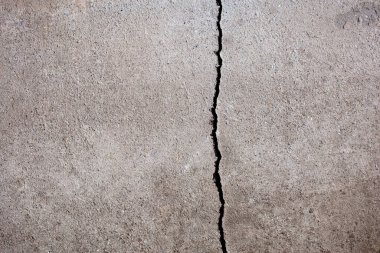 Sokakta benekli ve çatallı beton dokusu
