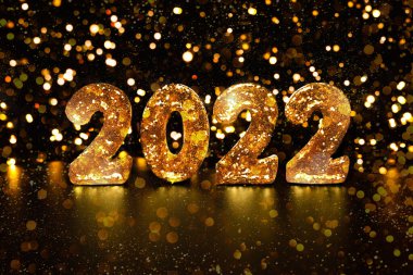 Tatil geçmişi 2022 Yeni Yıl. Altın 2022 numaralı ışıltılı noel, siyah desenli arka planda bulanık bokex ile parıldıyor. Şenlik konsepti. Doku Altın Parıltısı.