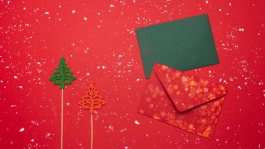 Noel ağacı oyuncağı, kar, zarf ile şenlik arka planı. Kopyalama alanı ile şenlikli arkaplan.