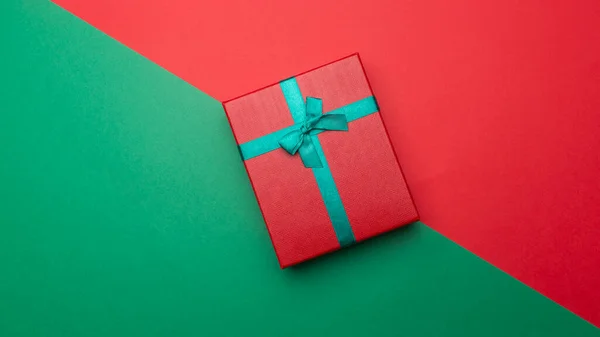 Feierliche Hintergrund Geschenkbox Auf Rotem Und Grünem Hintergrund Festlicher Hintergrund — Stockfoto