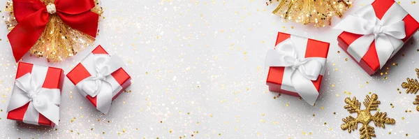 Святкування Білого Фону Чотирма Подарунковими Коробками Різдвяними Іграшками Різдвяний Фон — стокове фото