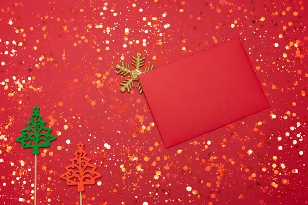 Fundo Festivo Com Brinquedo Árvore Natal Envelope Vermelho Brilho Fundo — Fotografia de Stock