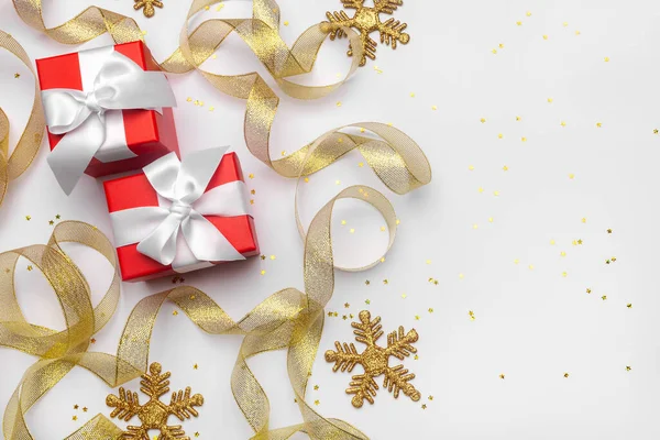 Celebratory White Background Gift Boxes Gold Ribbon Gold Stars Snowflakes — Stock Photo, Image