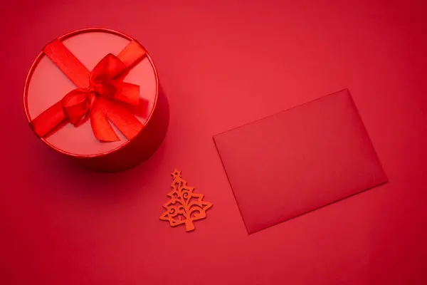 Fundo Comemorativo Com Caixa Presente Vermelha Envelope Vermelho Fundo Vermelho — Fotografia de Stock