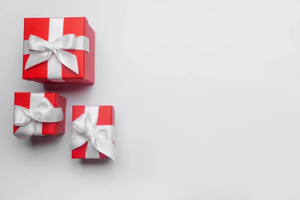 Fundo Branco Comemorativo Com Três Caixas Presente Vermelhas Fundo Natal — Fotografia de Stock