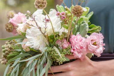 Elinde tutman için bir buket çiçek. Yakın plan. Arka plan bulanık. Seçici odak.