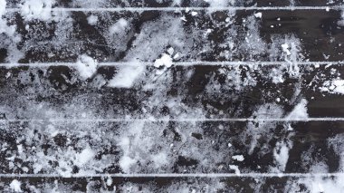 Kışın kar altında tahta kalasların yüzeyi. Üst görünüm.