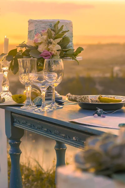 Elegant Festive Table Setting Colorful Flowers Cutlery Candles Sunset Wedding — Zdjęcie stockowe