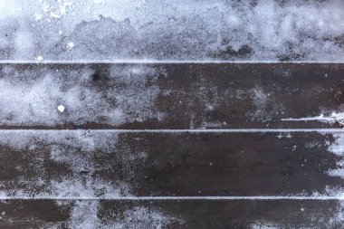 Kışın kar altında tahta kalasların yüzeyi. Üst Manzara. Arka plan bulanık. Seçici odak.