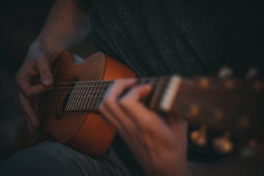 Adam gitar çalıyor, kapat.