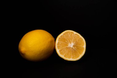 iki limon siyah zemin.